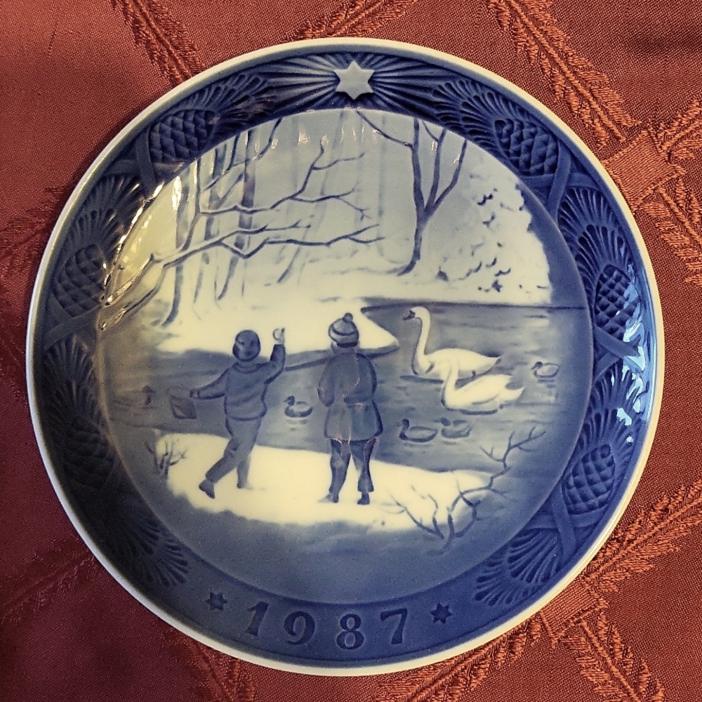 1987 Royal Copenhagen wall plate.
